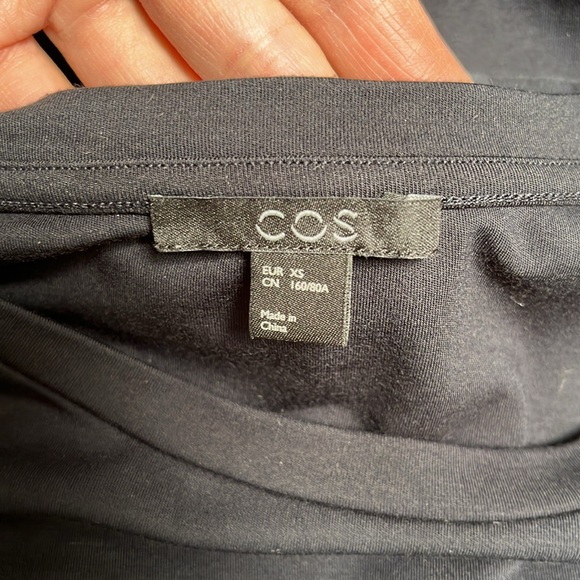 COS dual-textured long-sleeve pullover blouse in dark navy - Picture 4 of 6